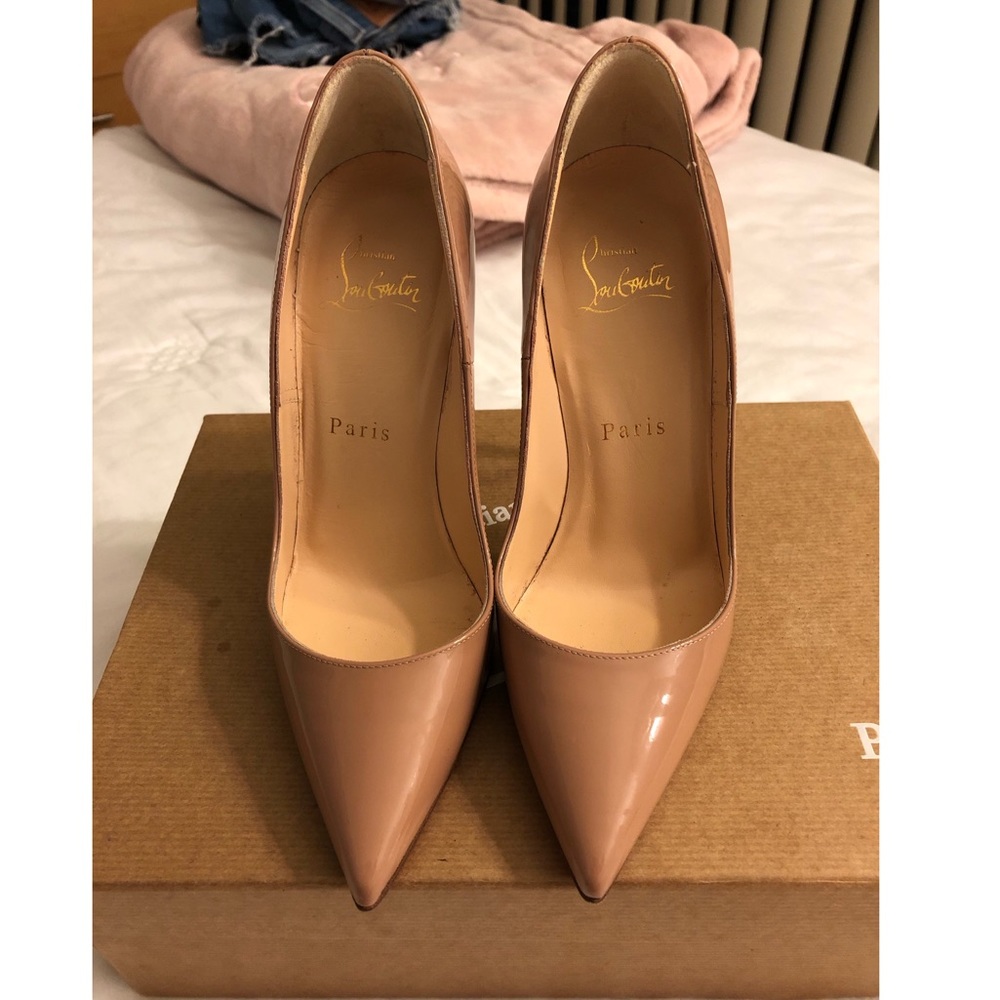 Christian Louboutin “So Kate” in nude